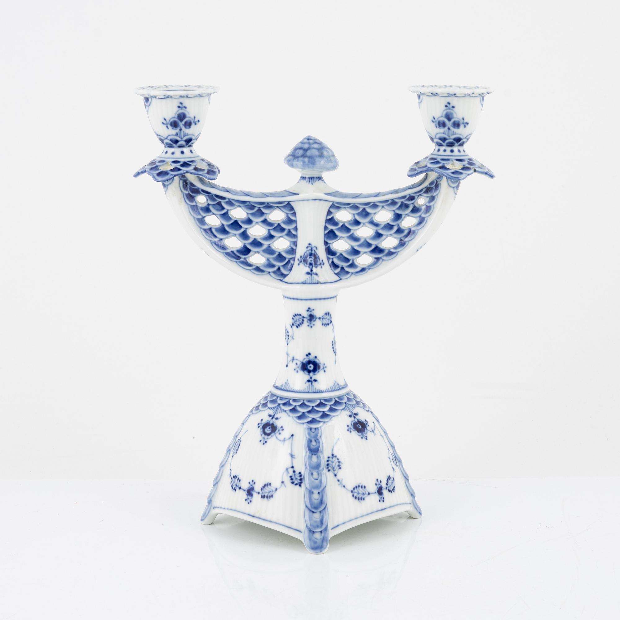 Royal Copenhagen, kandelaber, porslin, modell 1169, "Musselmalet" helblond, 1900-talets andra hälft.