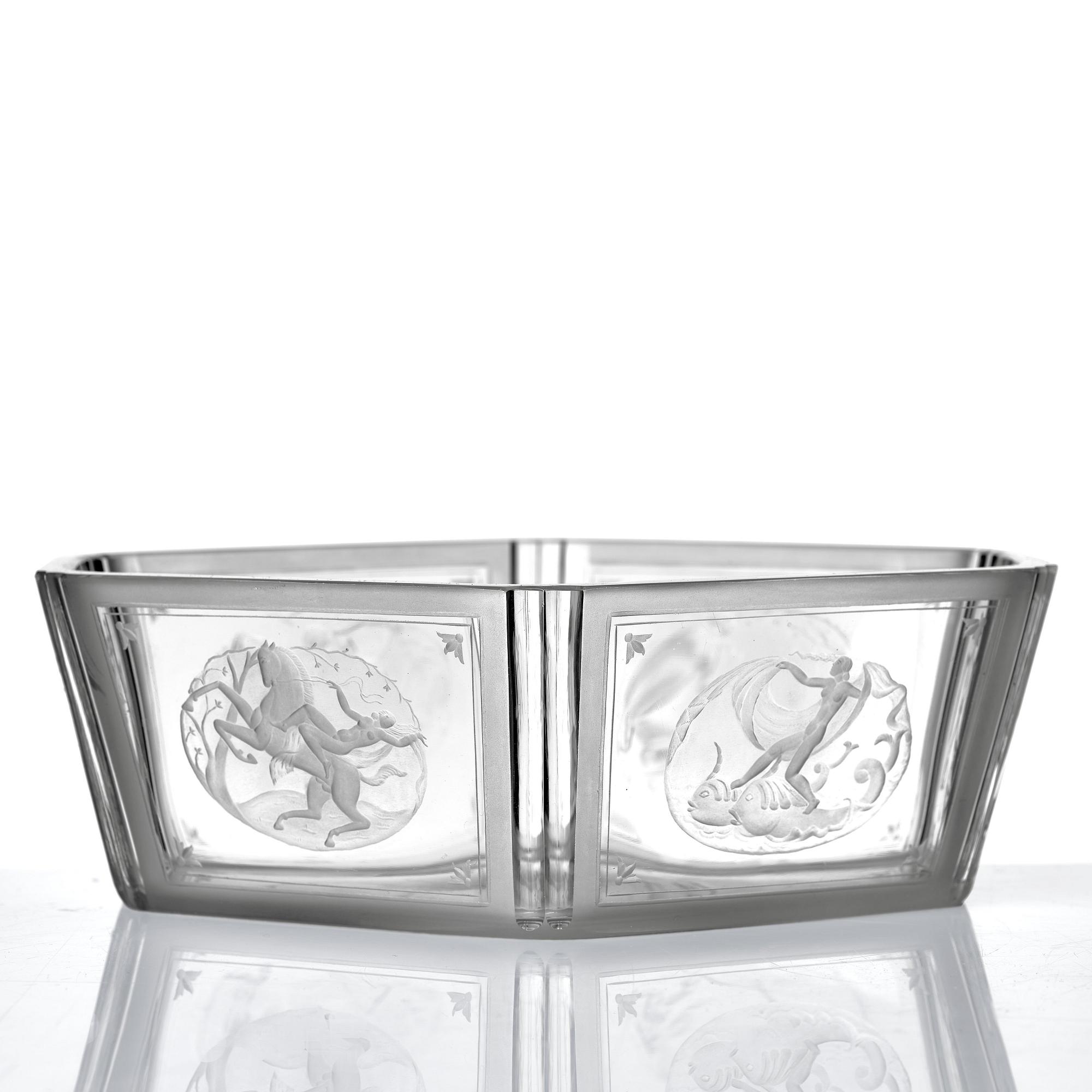 Simon Gate, an engraved glass bowl, Orrefors, Sweden 1946, model 372.
