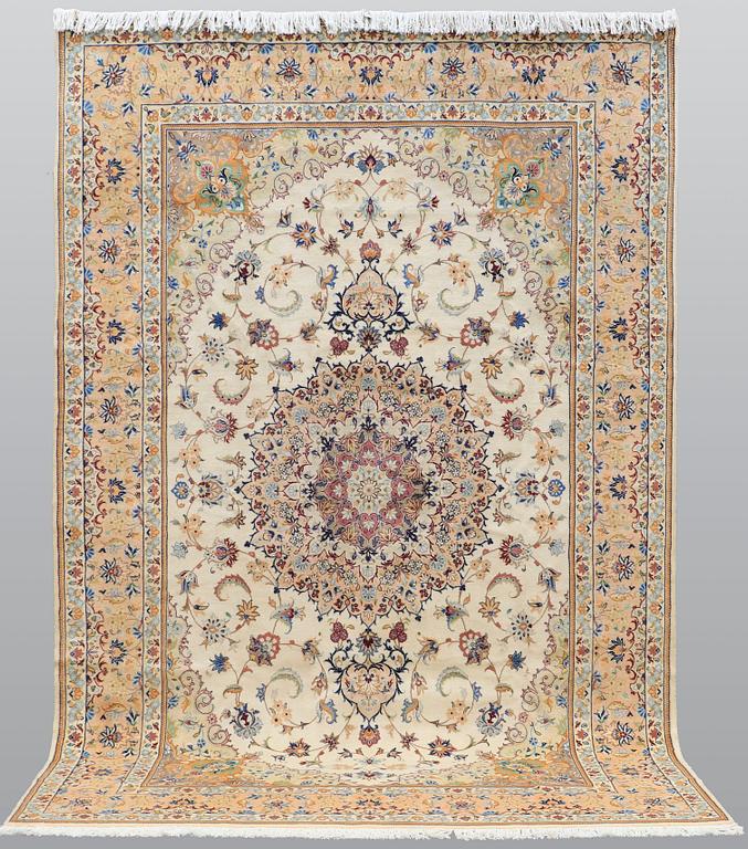 A carpet, Tabriz, ca 385 x 247 cm.