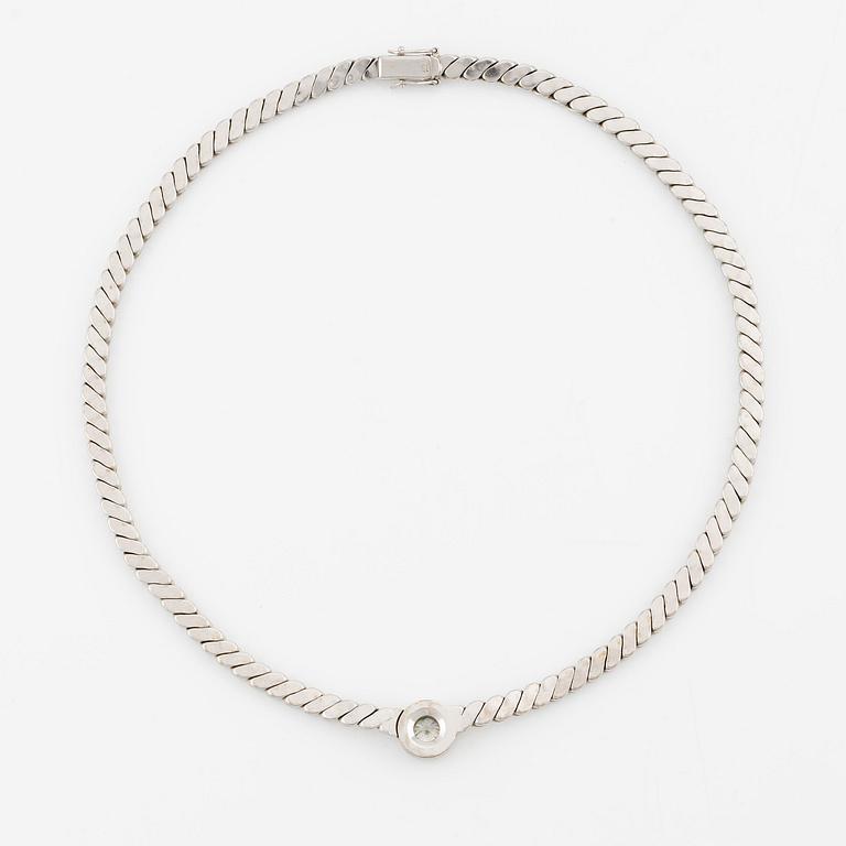 An 18K white gold necklace set with a round brilliant-cut diamond.