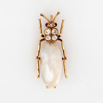 Brosch i form av skalbagge 14K guld och silver med en pärla och gammalslipade diamanter samt rubiner.