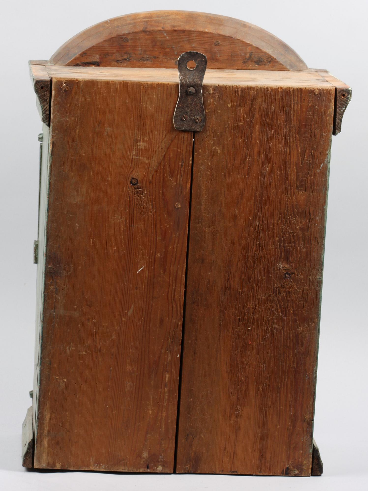HÄNGSKÅP, allmoge, 1800-tal.