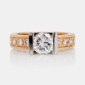 1099. RING med briljantslipade diamanter, mittsten ca 1.30ct, kvalitet ca J-K/VVS.