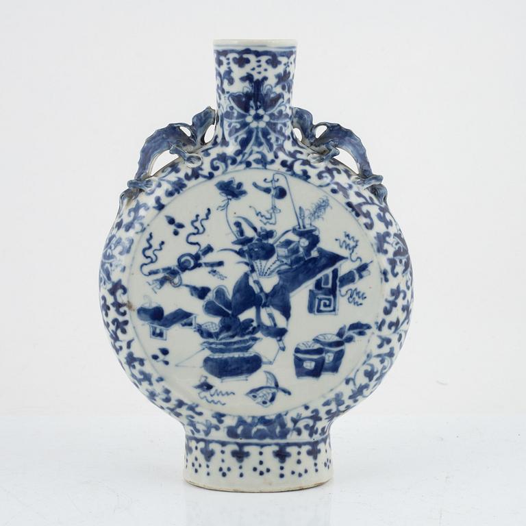 A Chinese blue and white moonflask, Qing dynasty, 19th century.