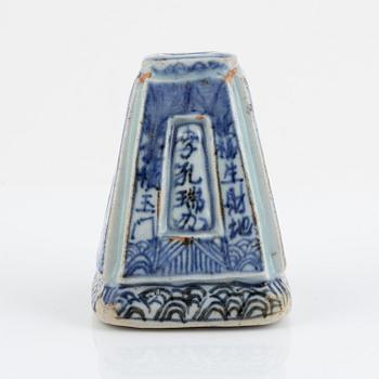 A Chinese blue and white porcelain joss stick holder, Qing dynasti, 19th century.