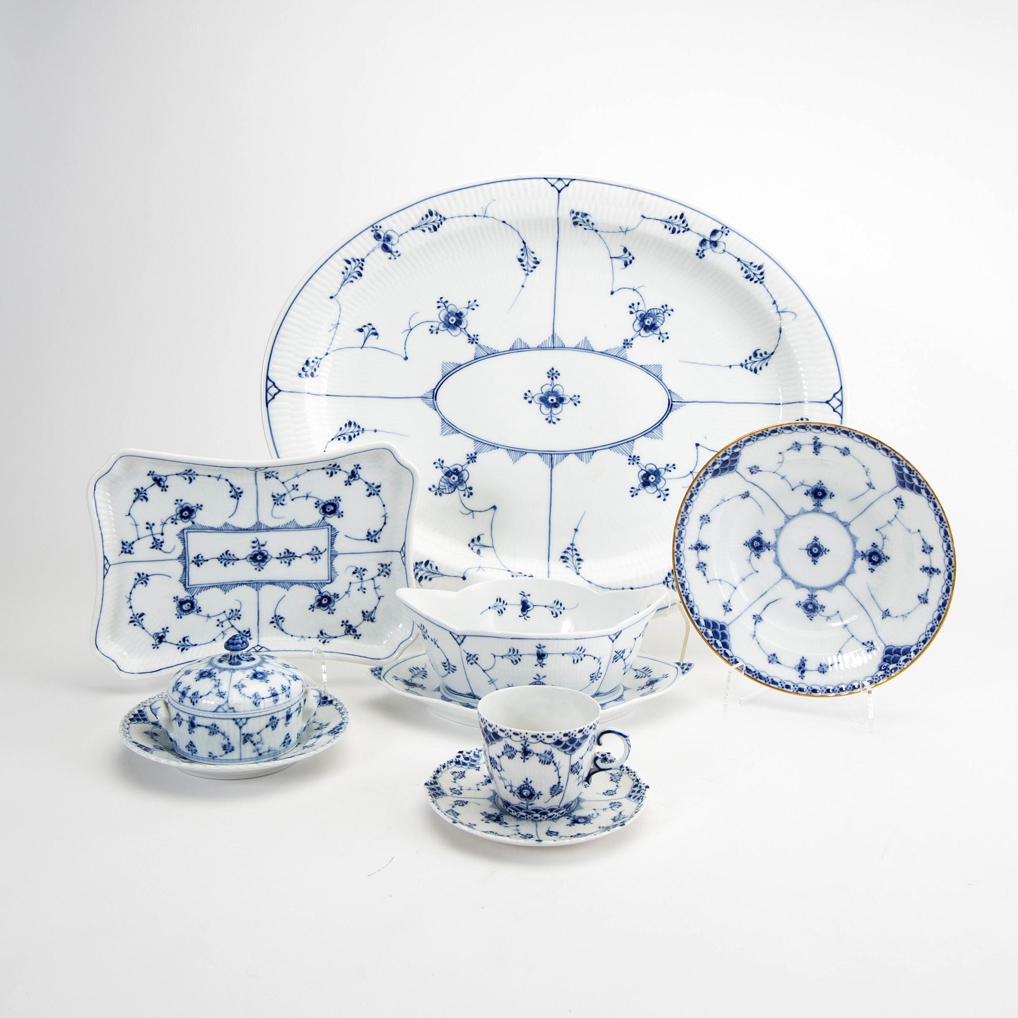A Musselmalet 25 pcs porcelain service Royal Copenhagen Denmark 1870-1984.
