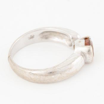 Ring 18K white gold with yellow sapphire.