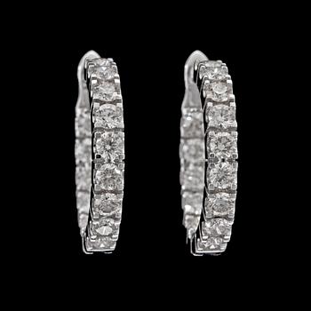 960. A pair of brilliant cut diamond earrings, tot. 2.24 cts.