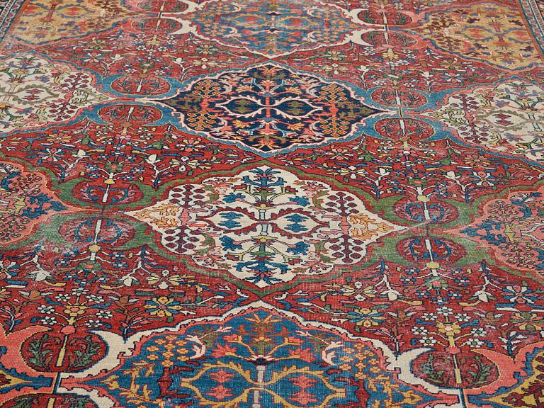 A CARPET, a semi-antique Mahal, ca 358,5-374,5 x 284,5-286 cm.