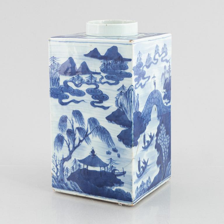 A Chinese blue and white porcelain vase, late Qing dynasty.