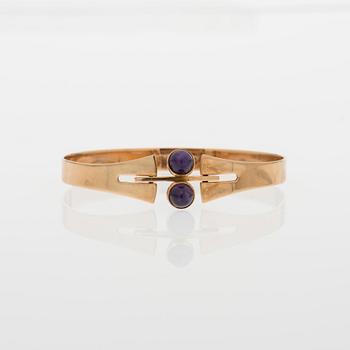 ARMBAND, cabochonslipade ametister, 14K guld. Holger Lindström, Helsingfors 1967.