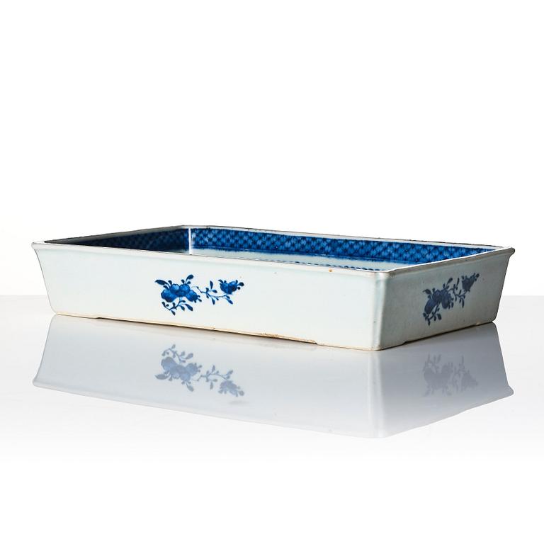 A blue and white tray, Qing dynasty, circa 1800.