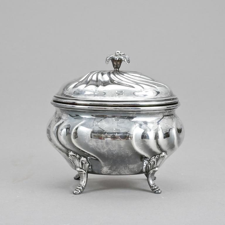 SOCKERSKRIN, silver, rokokostil, David Andersen & Co, Stockholm 1935. Vikt ca 365 gram.