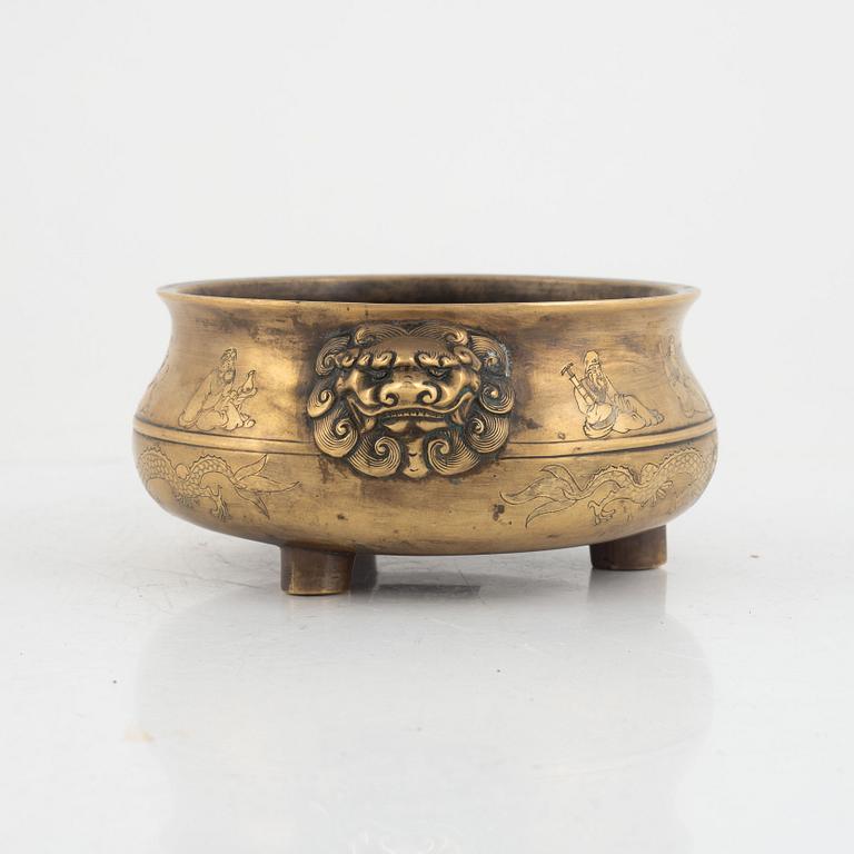 A Chinese tripod bronze censer, late Qing dynasty/20th century.