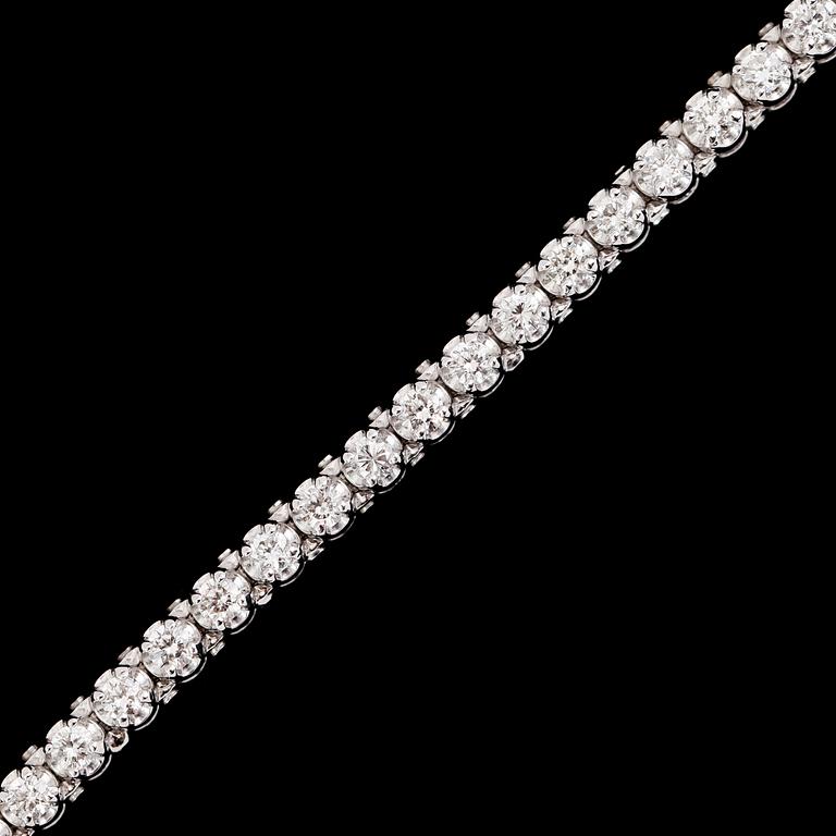 ARMBAND, 14 k vitguld, Rivière, 49 briljantslipade diamanter tot ca 2.80 ct.