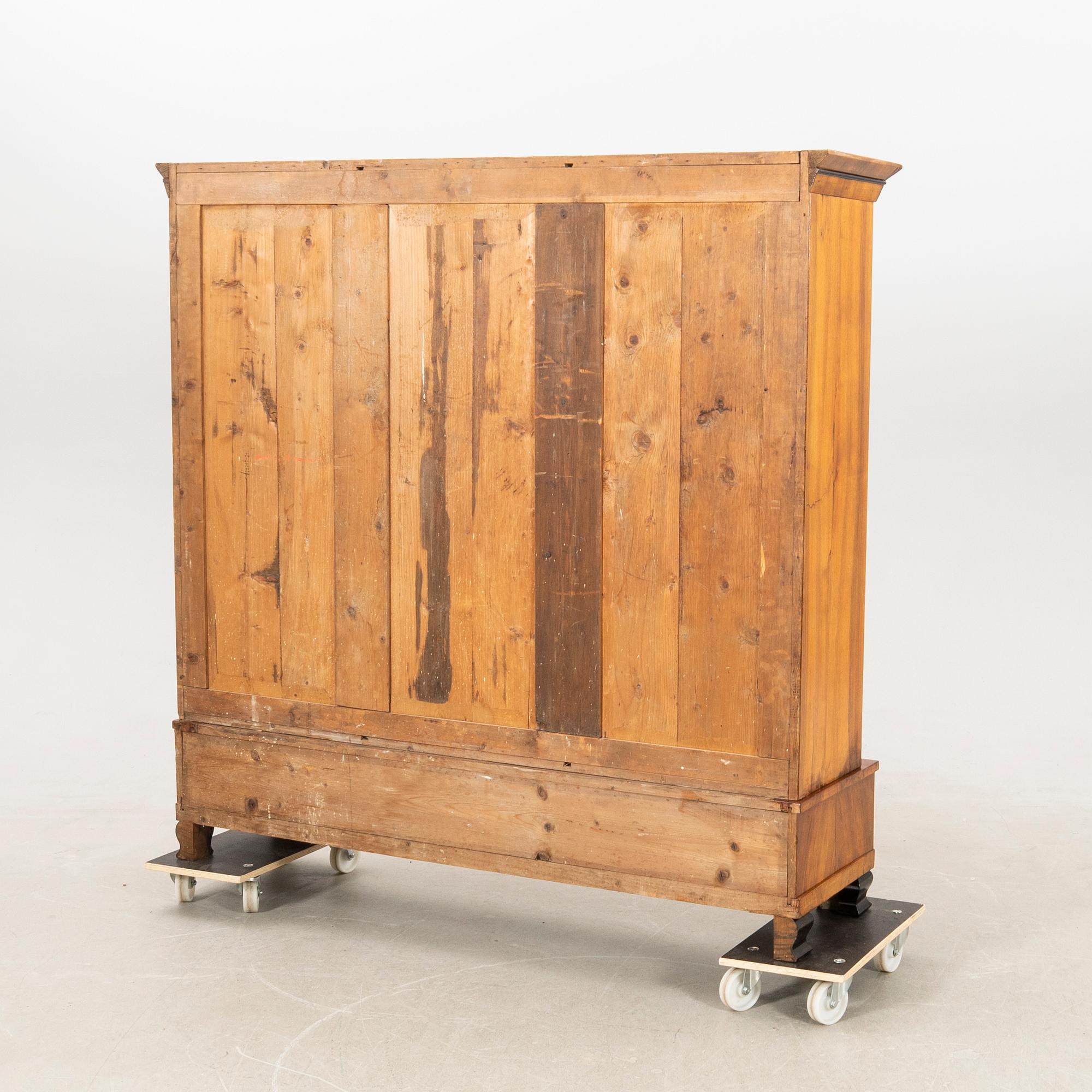 Bookcase/Display cabinet, first half of the 20th century.