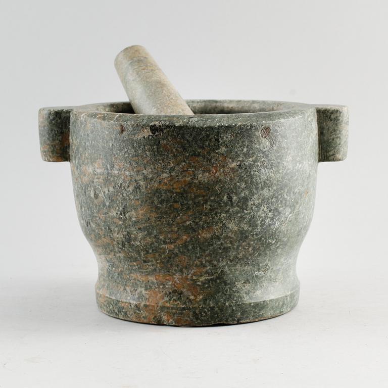 MORTEL MED STÖT, större modell, Kolmårdsmarmor, sannolikt tidigt 1900-tal.