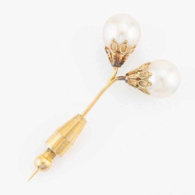 Brooch, pin, 18K gold with pearls.