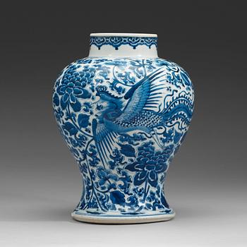 538. A blue and white vase decorated with a phoenix bird, Qing dynasty, Kangxi (1662-1722).