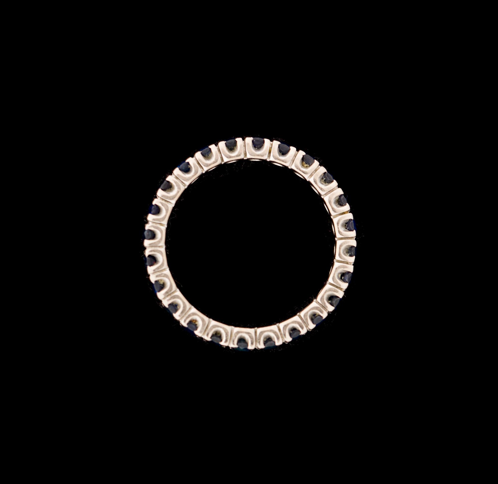 RING, 18 k med 24 runda fasettslipade safirer. Vikt ca 3 g.