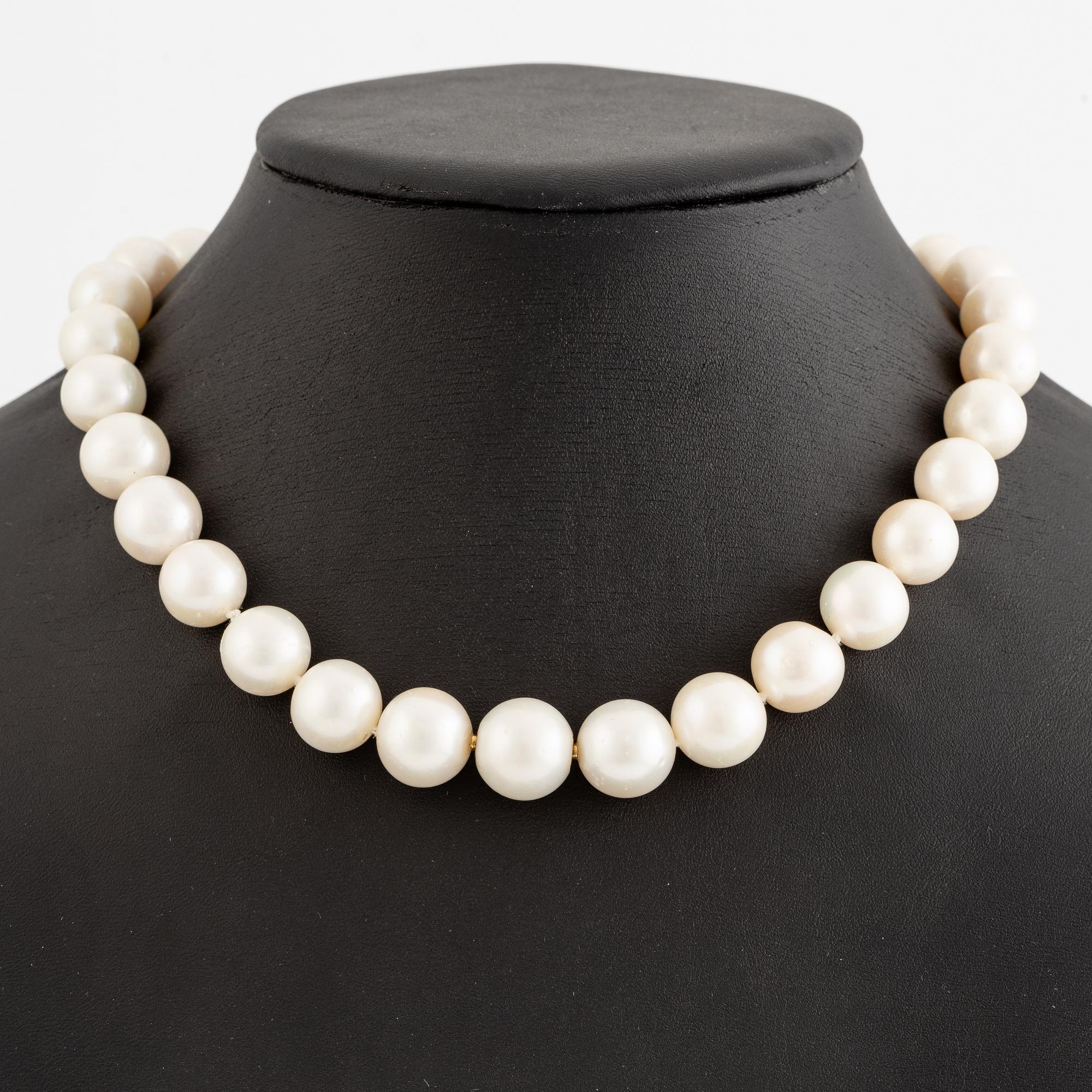 Collier, med odlade sötvattenspärlor.