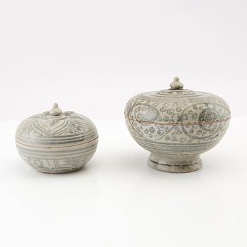 Boxes with lids, 2 pcs Sawankhalok, 14th/15th century porcelain.