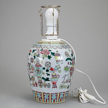 BORDSLAMPA, porslin, Kina, 1900-tal.