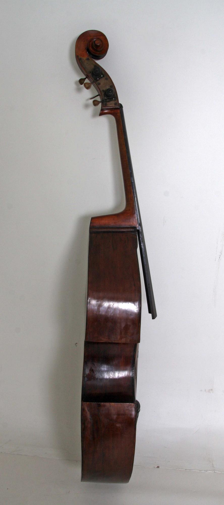 KONTRABAS.