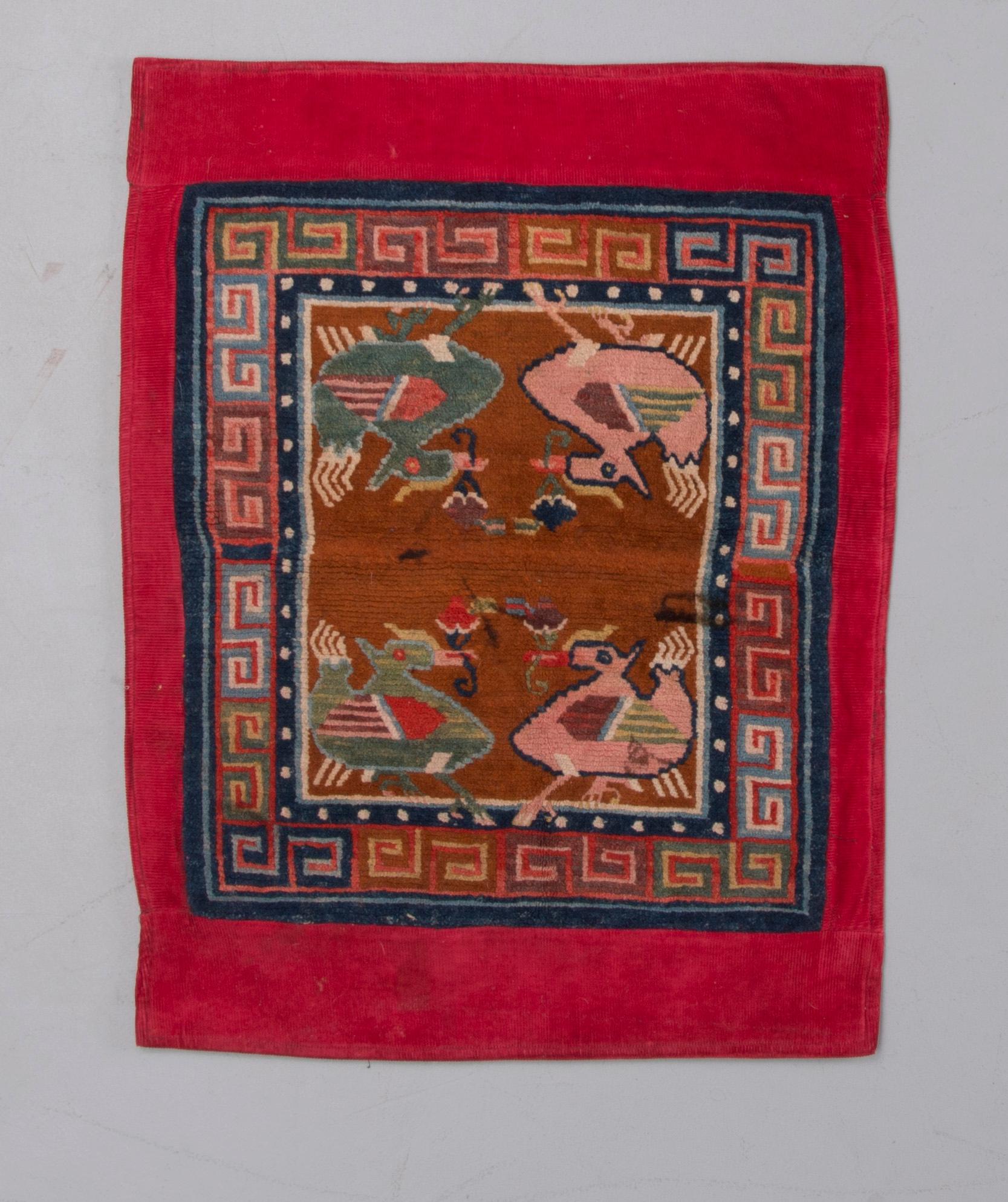 SADELTÄCKE, Tibet, 1900-talets första hälft. Ca 83x64 cm.