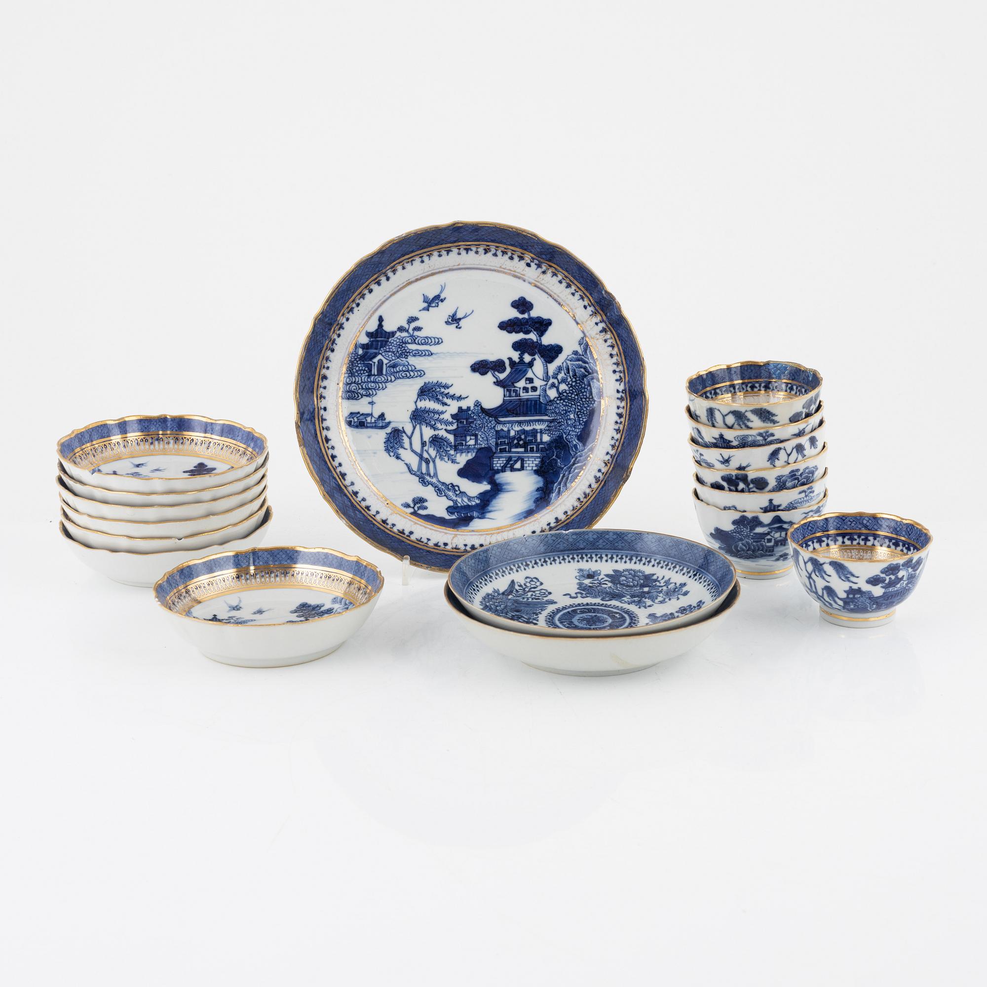 Tekoppar med fat, sju stycken, skålfat ett par samt större skålfat, porslin, Kina, Qingdynastin, Jiaqing (1796-1820).