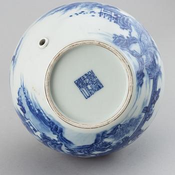 A Chinese blue and white tianqiuping vase, 20th century.