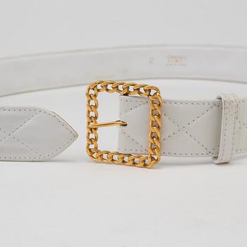 A Chanel white quilted leather belt.