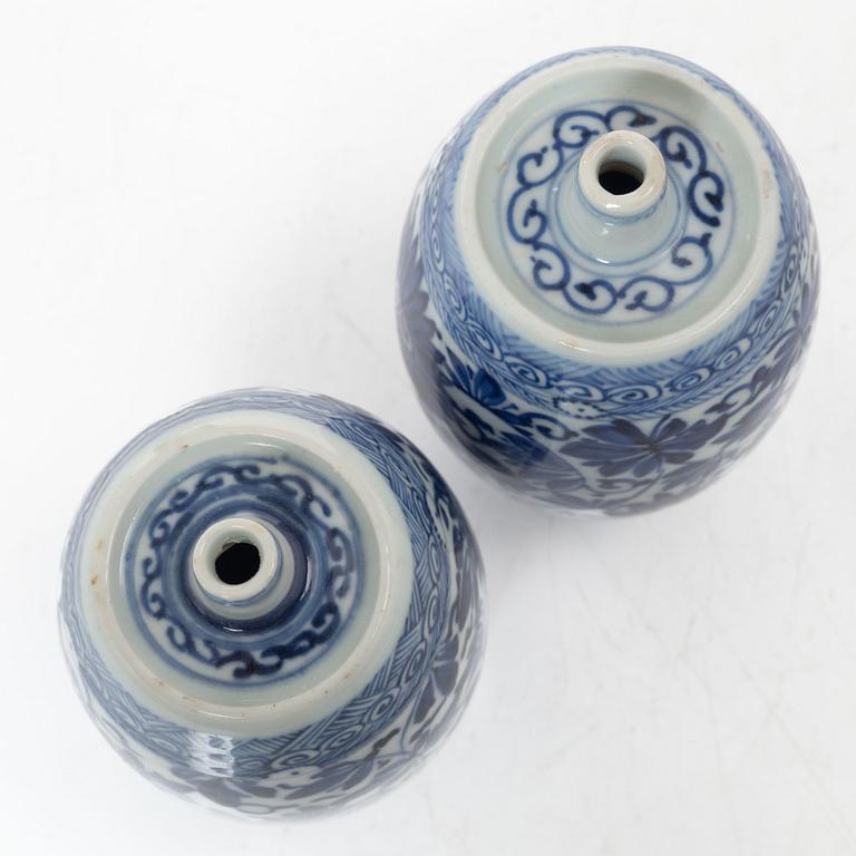 A pair of blue and white 'Genever' bottles, Qing dynasty, Kangxi (1662-1722).