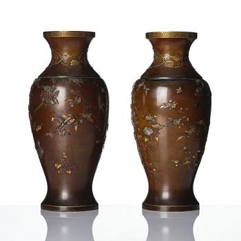 Vaser, ett par, brons. Japan, 1800-tal. Signerade Kumagai Zo, Kyoto.