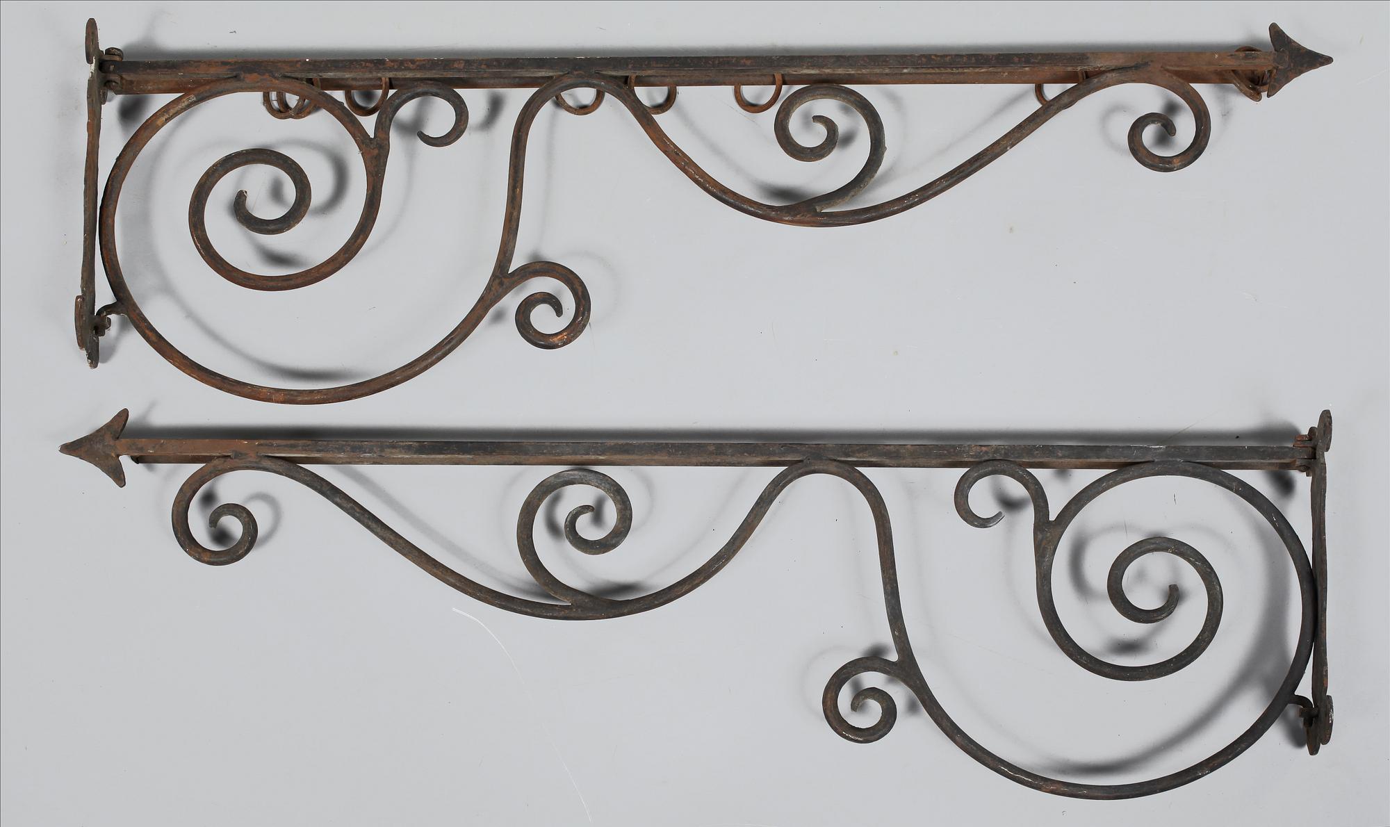 GARDINSTÄNGER, ett par, gjutjärn, omkring år 1900.