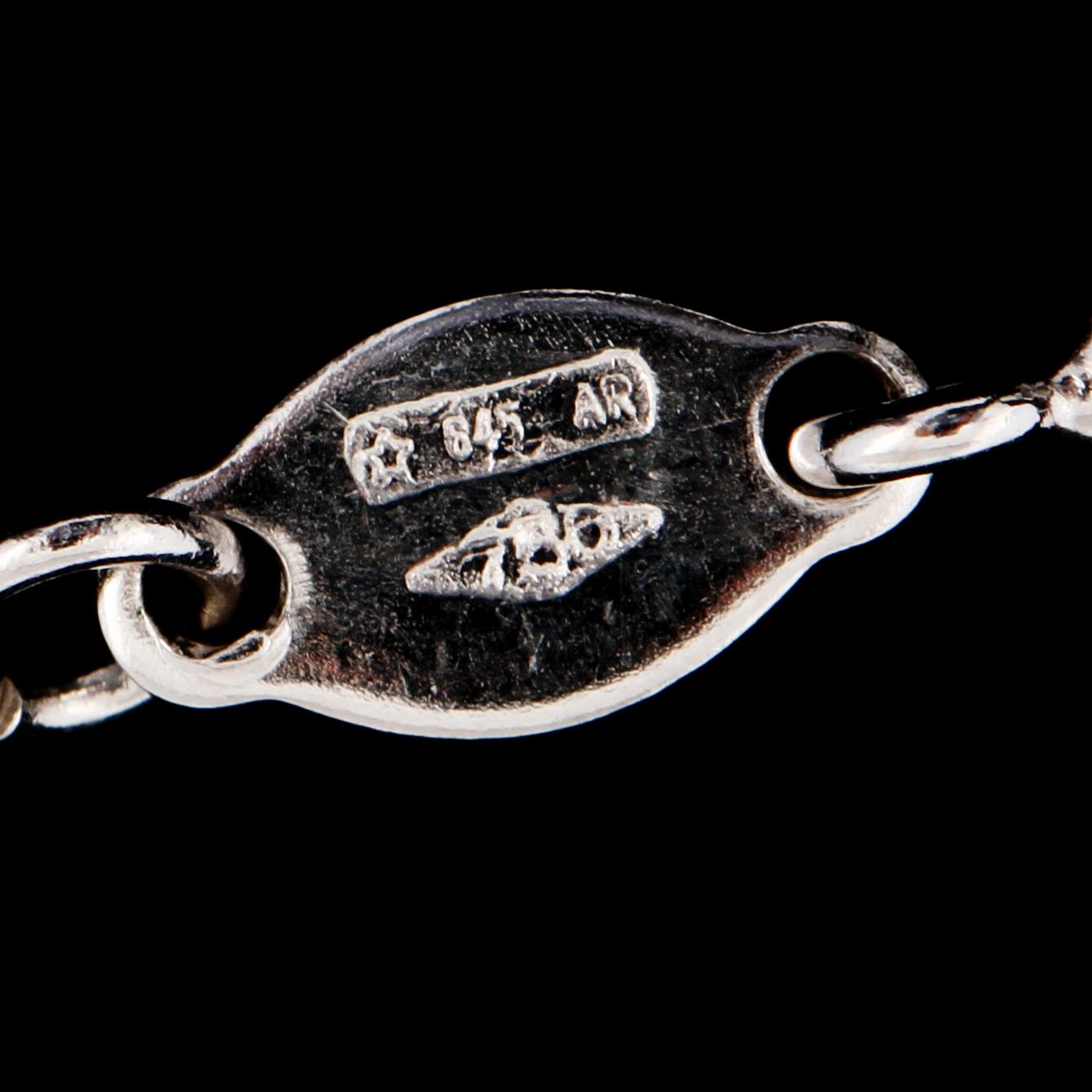 HÄNGE, 18k vitguld med små briljantslipade diamanter, 0.22 ct samt 3 blå fasettslipade safirer, 3.56 ct.  Vikt 4 g.