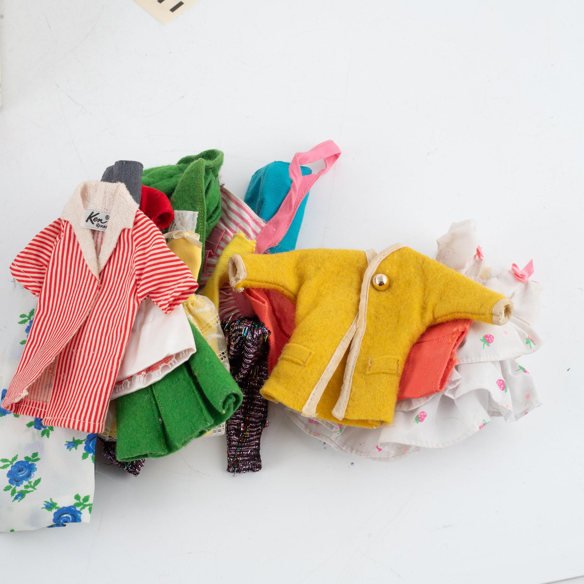 Barbie, dockor, 3 st, samt accessoarer och vinylgarderob, Mattel, 1960-tal.