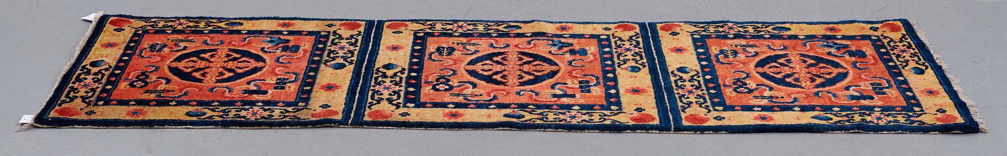 MEDITATIONSMATTA, semiantik Kinesisk, möjligen Ningxia, ca 209,5 x 71,5 cm.