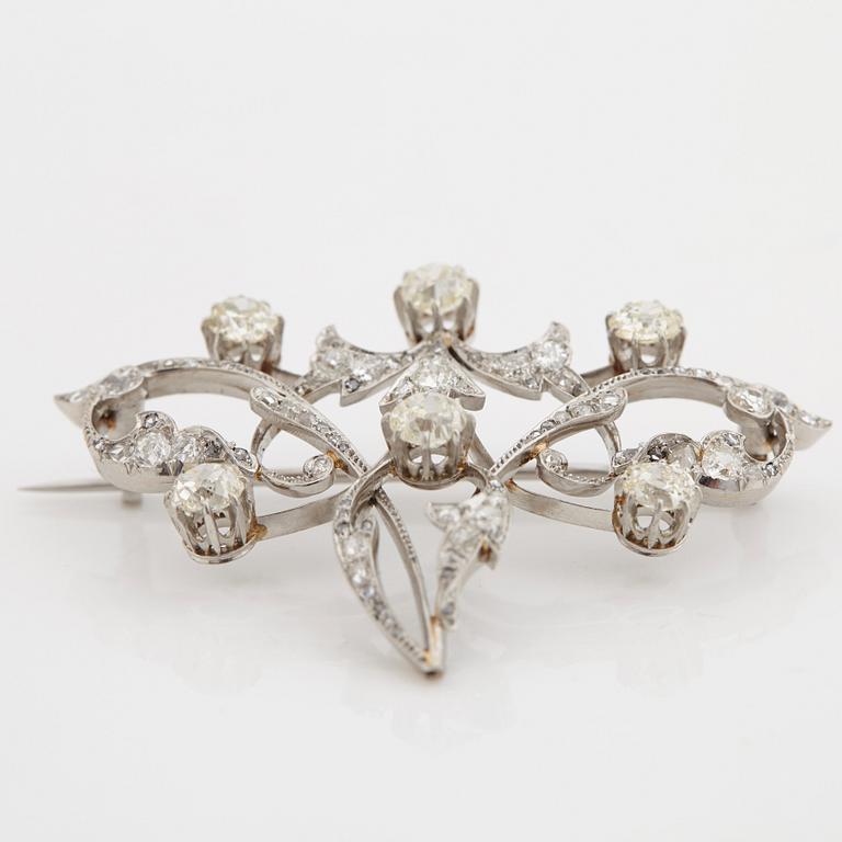 A old- and rose cut diamond brooch. Late 19th- early 20th century.