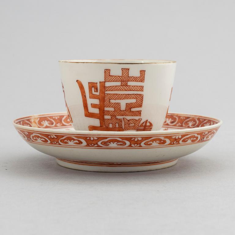 A Chinese porcelain red iron decorated cup and saucer, late Qing dynasty, 19th Century.