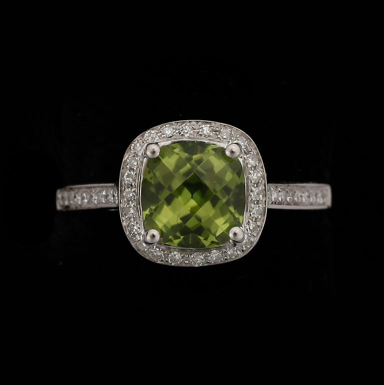 RING, 14k vitguld med peridot ca2,20ct och diamanter tot ca0,21ct.
