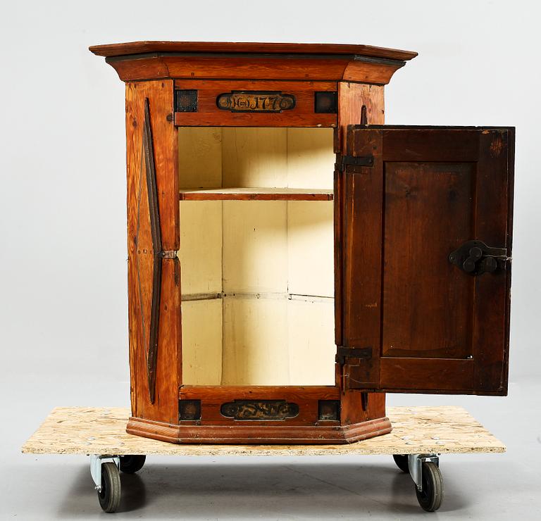 HÖRNSKÅP, allmoge, Dalarna. Daterat 1776.