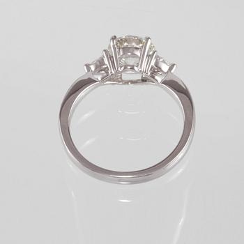 RING, 18K vitguld med 2 triangelslipade diamanter 0.22 ct samt en briljantslipad diamant 1.55 ct. Vikt 4,4 gram.