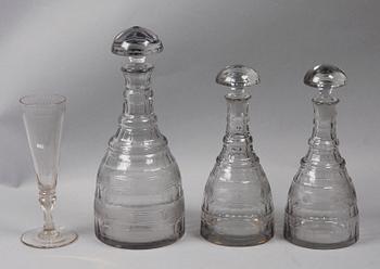 KARAFFER 3st samt CHAMPAGNEGLAS 1900 resp 1800-tal.