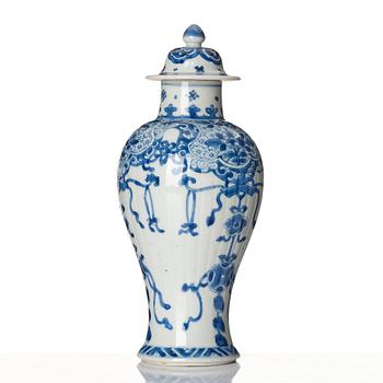 A blue and white vase, Qing dynasty, Kangxi (1662-1722).