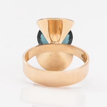 Elis Kauppi, A 14K gold ring with a synthetic spinelle. Kupittaan kulta, Turku 1972.