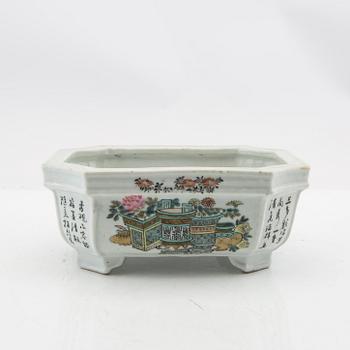 Exterior bowl/dish China 20th century porcelain.