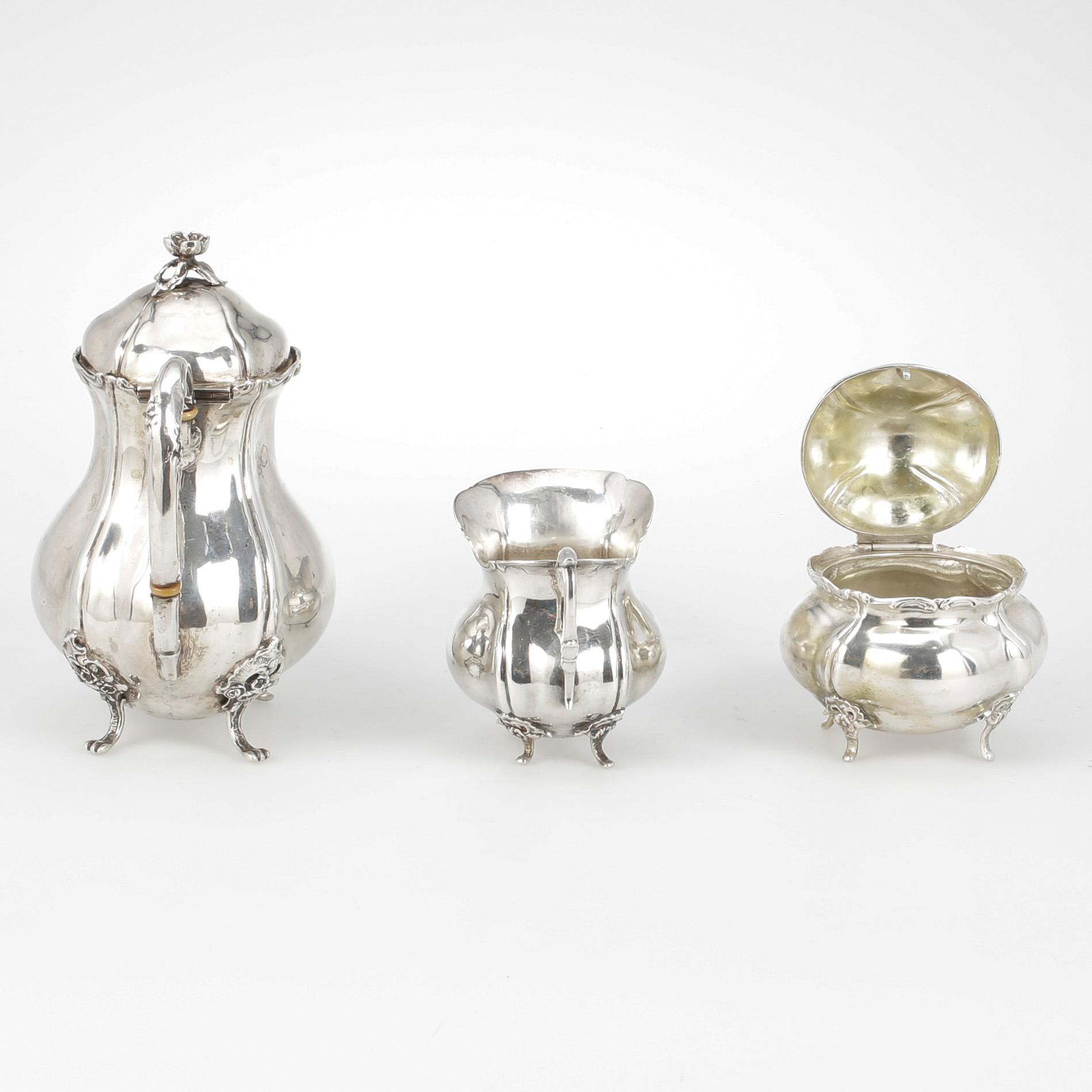SERVIS, 3 delar, silver, nyrokoko, 1900-talets första hälft. Vikt ca 1169 gram.
