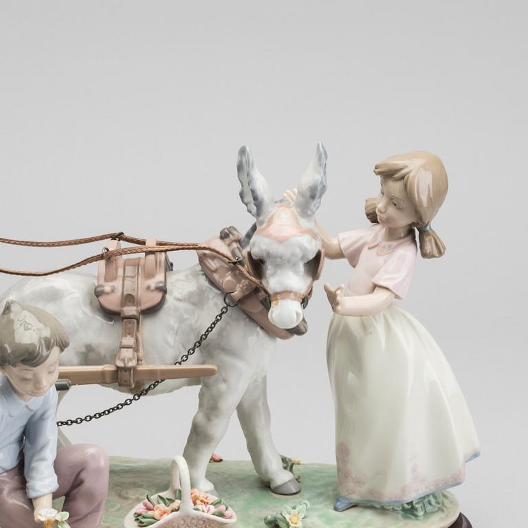 A LLADRO PORCELAIN FIGURINE.