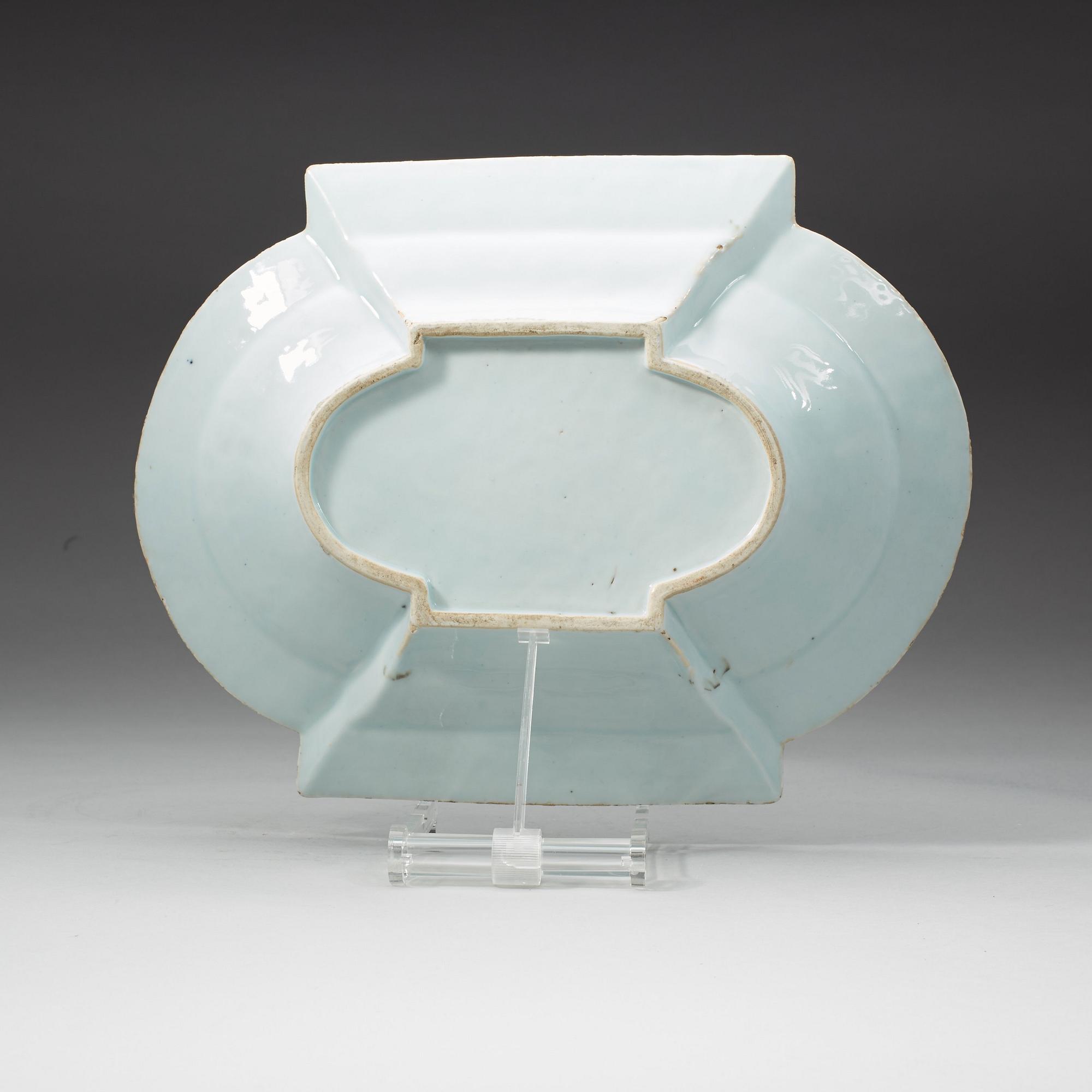 A blue and white dish with cover, Qing dynasty, Yongzheng (1723-35).